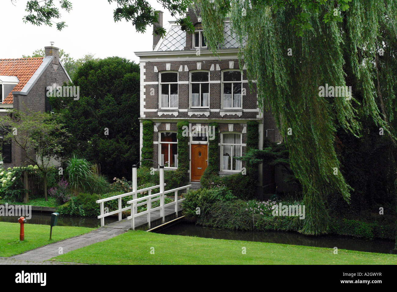 Dutch house avec saule, le sud de l'Hollande Banque D'Images