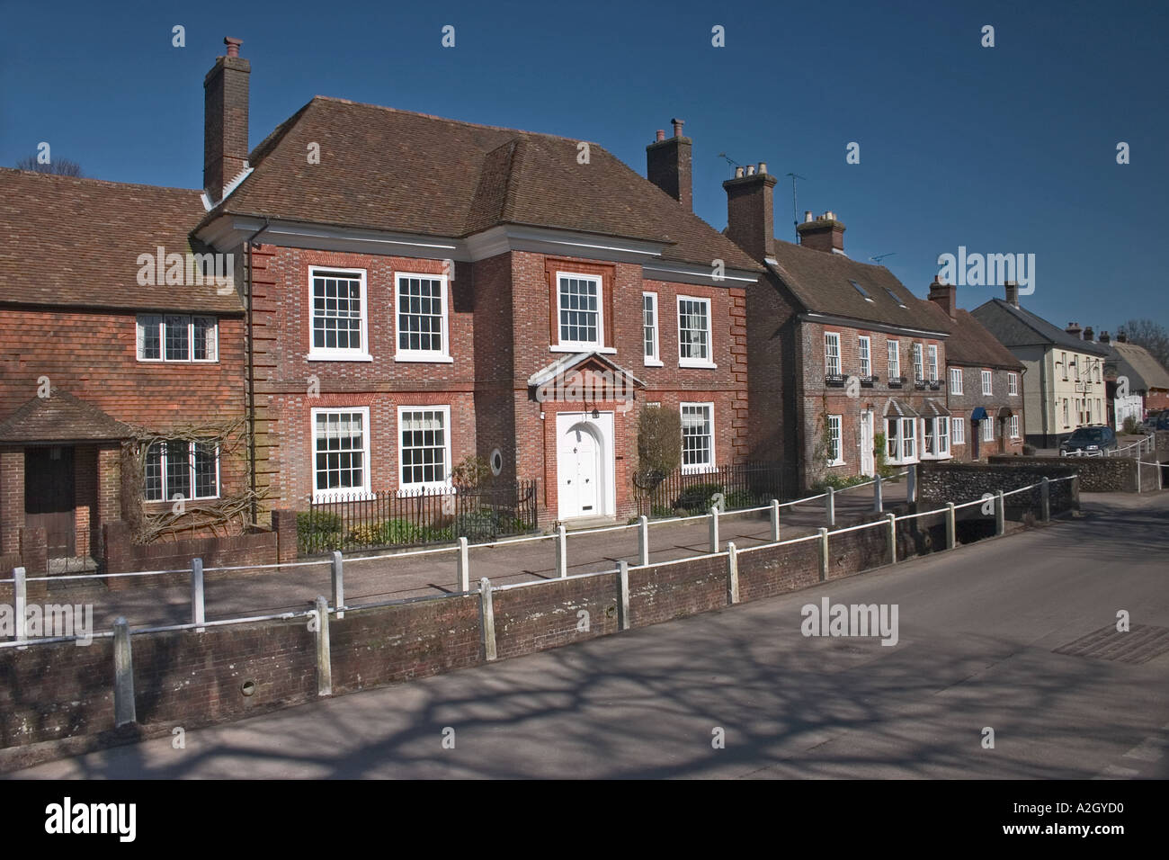 Maisons d'époque donnant sur la rivière Meon Meon est à Hampshire Banque D'Images