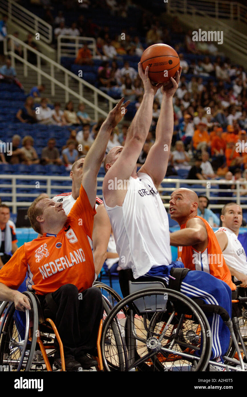 Sous la pression de la défense néerlandais Fred Howley de GBR s'aligne un tir au panier en basket-ball finale de la médaille de bronze Banque D'Images