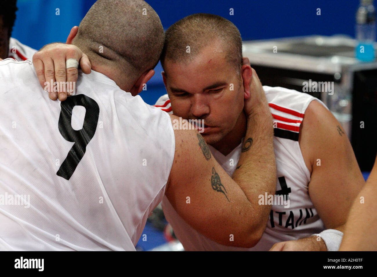 Jon Pollock No9 et Colin : No14 de Grande-bretagne hug l'autre après avoir remporté la médaille de bronze aux Jeux paralympiques d'Athènes Banque D'Images