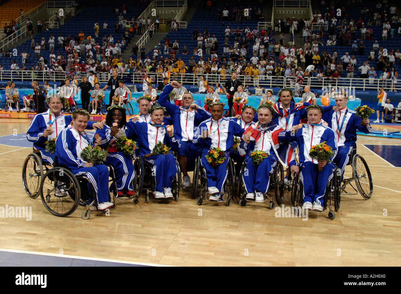 Les Britanniques mens paralympiques d'équipe de basket-ball en fauteuil roulant montrent leurs médailles de bronze pour les Jeux paralympiques d'Athènes Banque D'Images