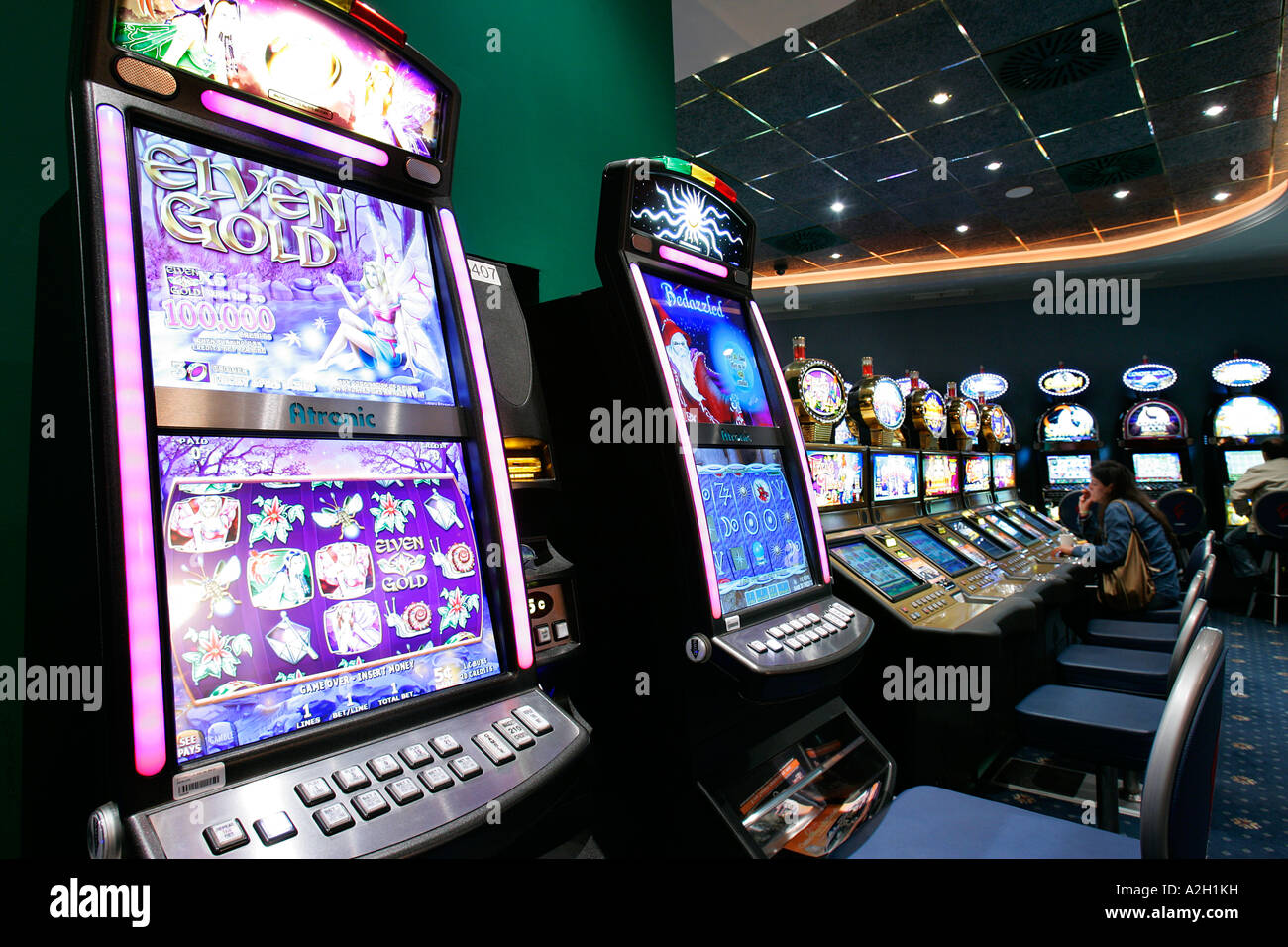 Machine à sous casino roulette roue électronique paris boutique mentions légales toxicomanie habitude de regarder la télévision assis Résultat contrôle Banque D'Images
