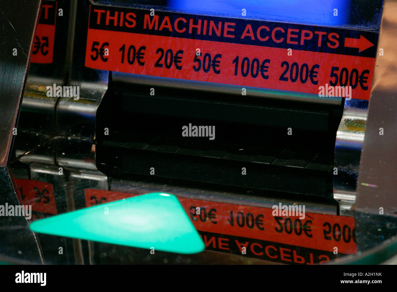 Gros plan d'une machine à sous Billets bouton jeton pièce table de roulette casino note cocktail glass reflet d'alcool adultes Banque D'Images