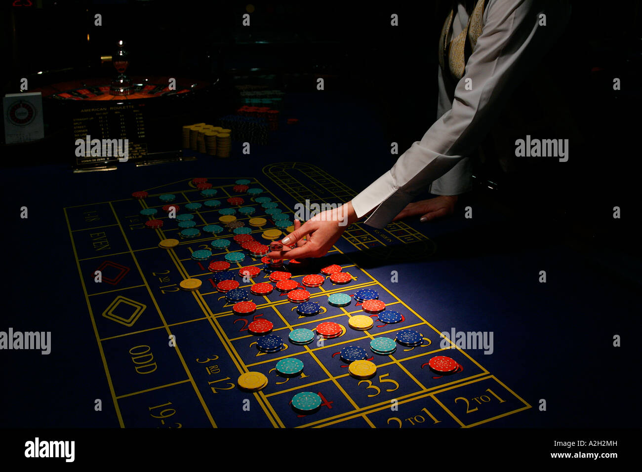 Machine à sous casino roulette roue électronique paris boutique mentions légales toxicomanie habitude de regarder la télévision assis Résultat contrôle Banque D'Images