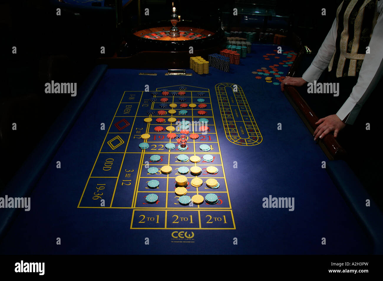 Gros plan d'une table de roulette de casino chip selective focus roue jouet jeu jeux casinos promesse facile toxicomanie roue Banque D'Images