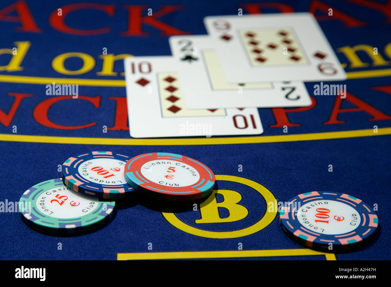 Close up d'un casino jeux de cartes à puce quatre as as symbole de chance gagner triomphe succès black jack poker gagnant gagnant Banque D'Images