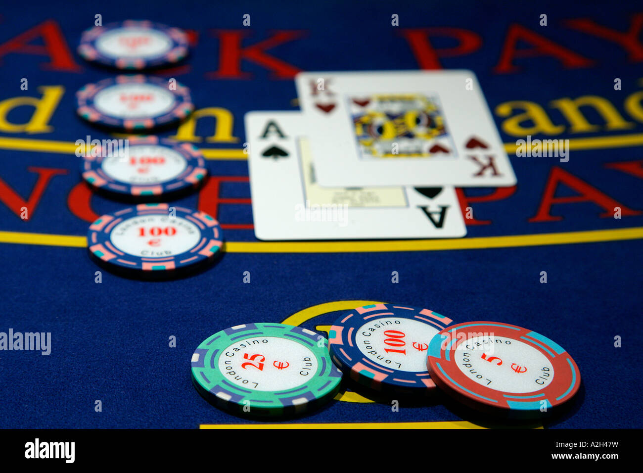 Close up d'un casino jeux de cartes à puce quatre as as symbole de chance gagner triomphe succès black jack poker gagnant gagnant Banque D'Images