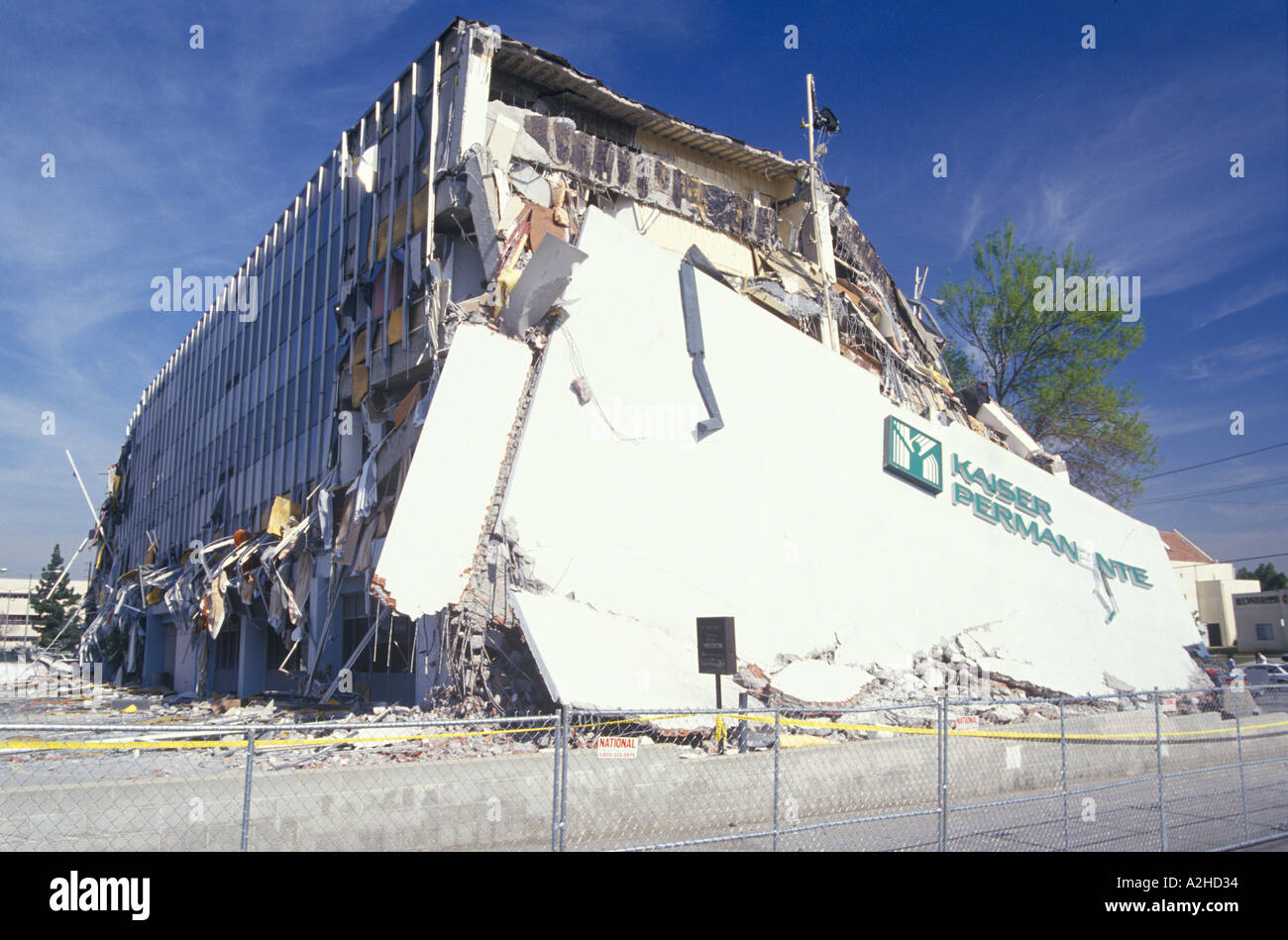 Vue d'un bâtiment médical Kaiser endommagés dans la région de Reseda Northridge de Los Angeles à la suite de la 1994 Le tremblement de terre Banque D'Images