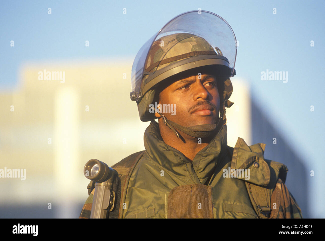 Une garde nationale est sur regarder après le tremblement de terre de Los Angeles en Californie le 17 janvier 1994 Banque D'Images
