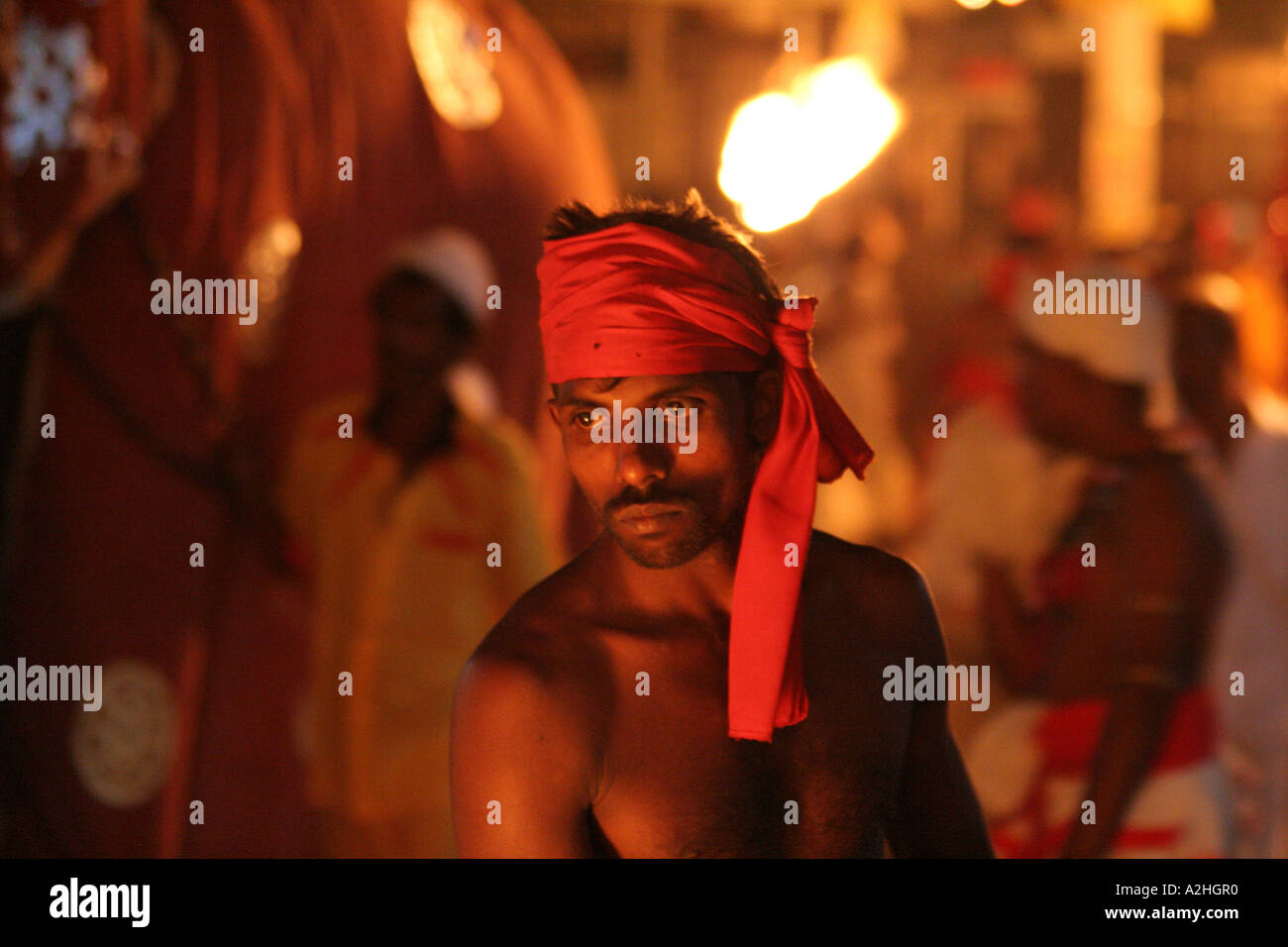 Porteur de Flambeau dans la grande Kandy Esala Perahera festival à Kandy, Sri Lanka Banque D'Images