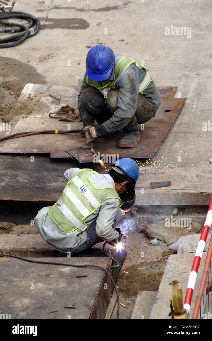 Travailleur de la construction travaux ci-dessous le terrain à Wanchai, Hong Kong Banque D'Images