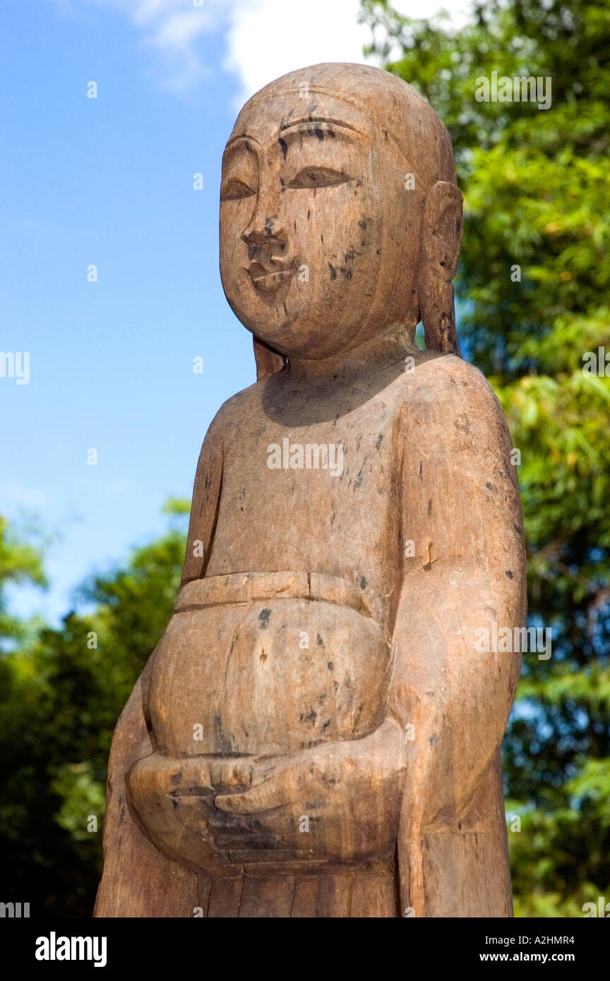 Style Jizo Buddhist statue en bois sculpté d'un moine avec une mendicité. DSC 8180 Banque D'Images