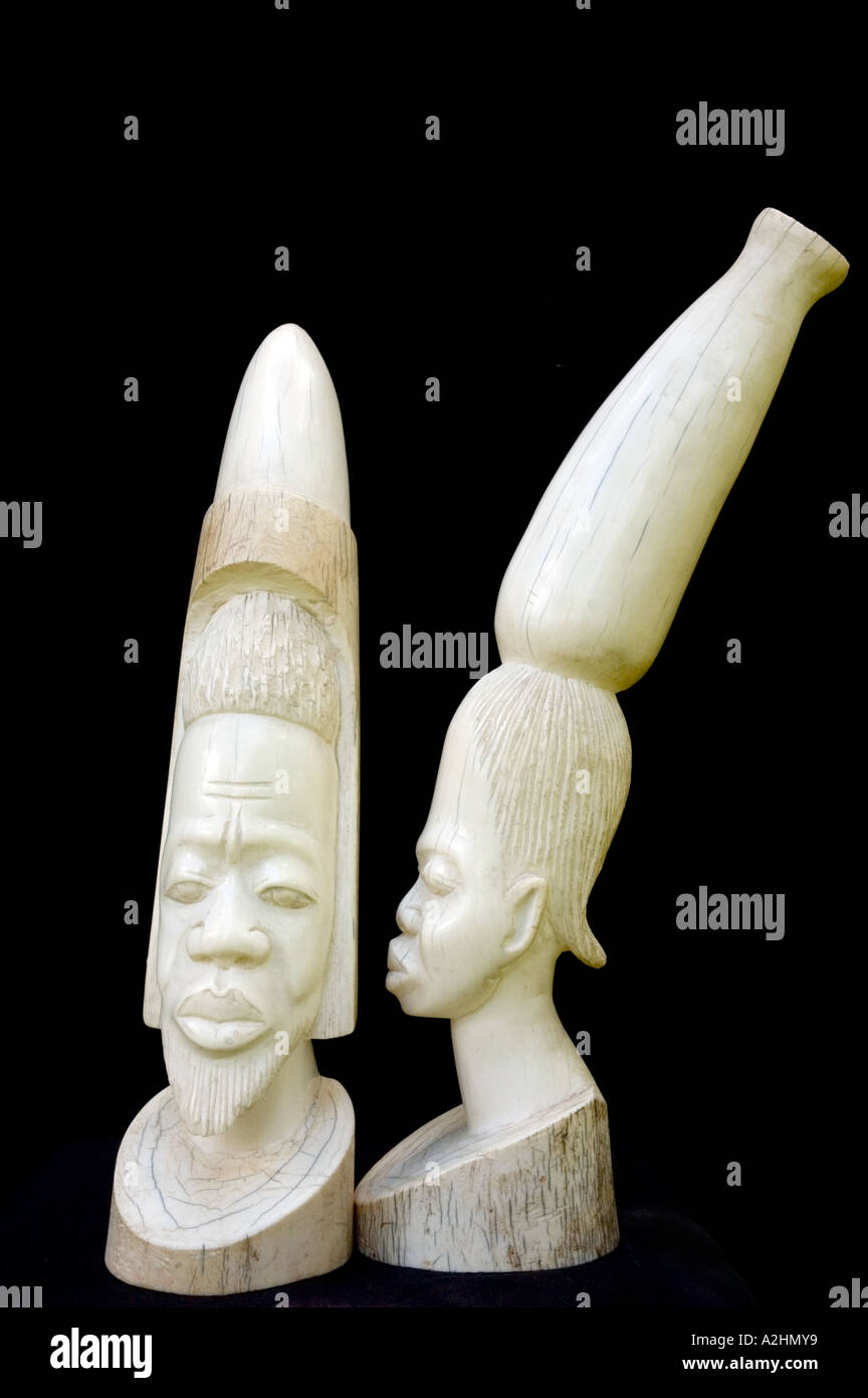 Figurines en ivoire sculpté d'un homme et de la femme africaine stylisée.  DSC 8200 Photo Stock - Alamy
