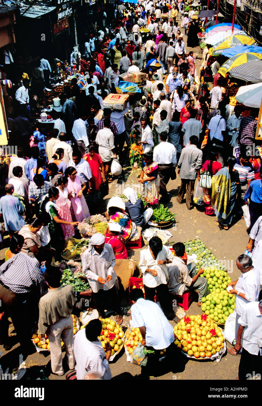 L'inimaginable buzz le marché de fruits de l'Ouest, Dadar Mumbai en ébullition la foule des acheteurs et des vendeurs. Asie Inde Banque D'Images
