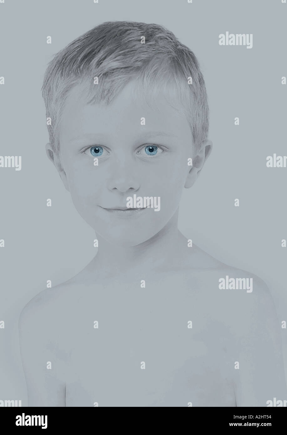 Portrait d'un garçon de 6 à 8 ans, l'image est en noir et blanc. Banque D'Images