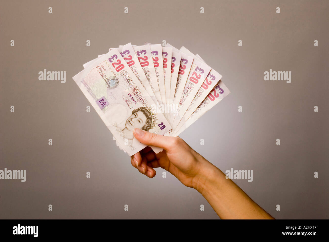 Hand holding/affichage d'une fan de €20,00 note Banque D'Images