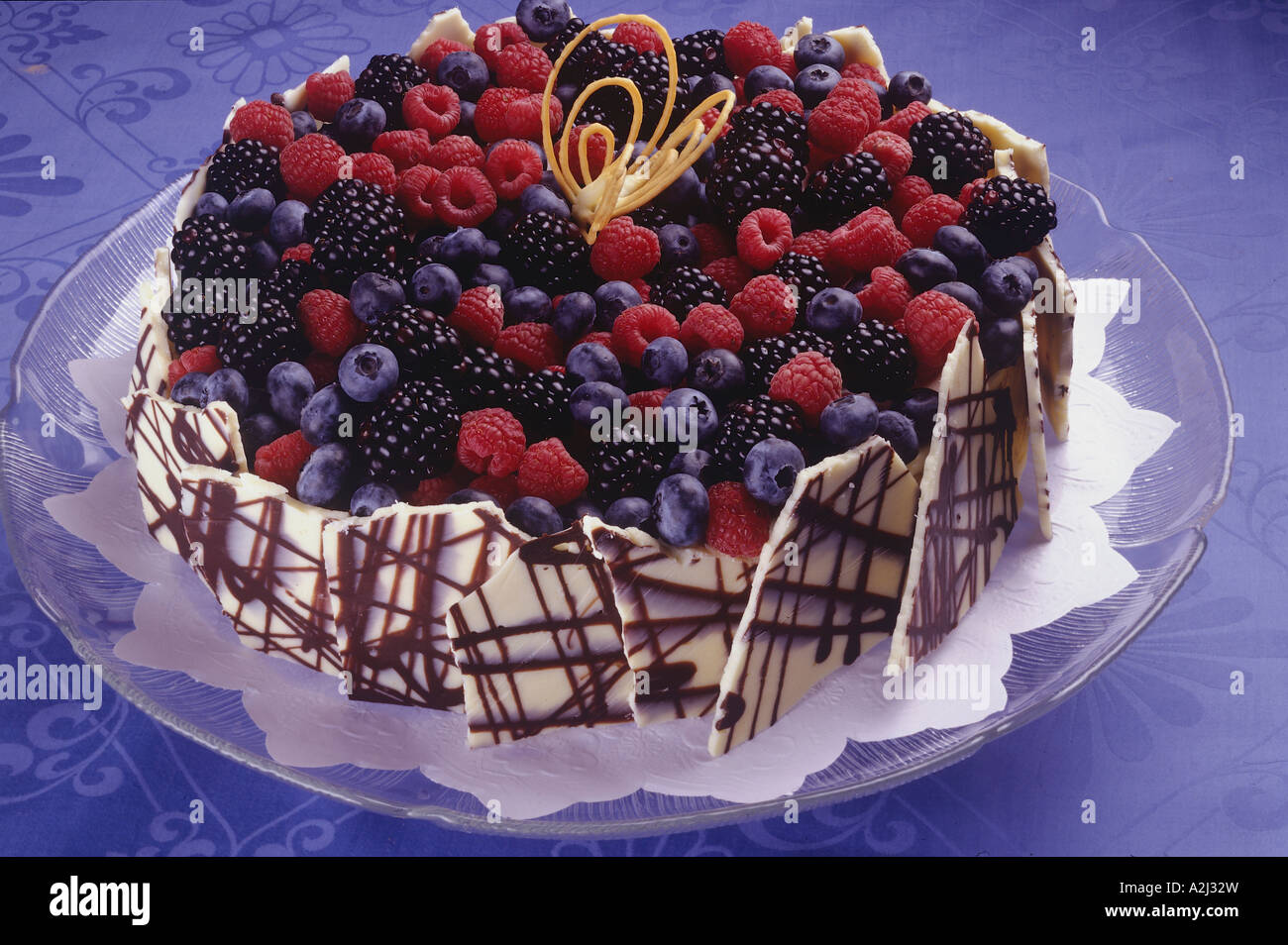 Gateau Eponge Avec Fruits D Ete Photo Stock Alamy