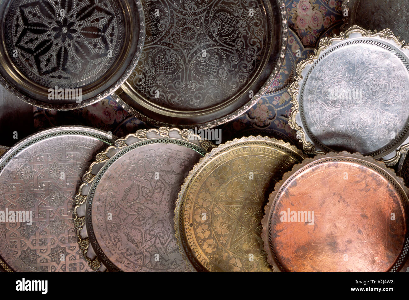 Des plaques de cuivre et d'étain à vendre à l'souhks de Marrakech, Maroc Banque D'Images