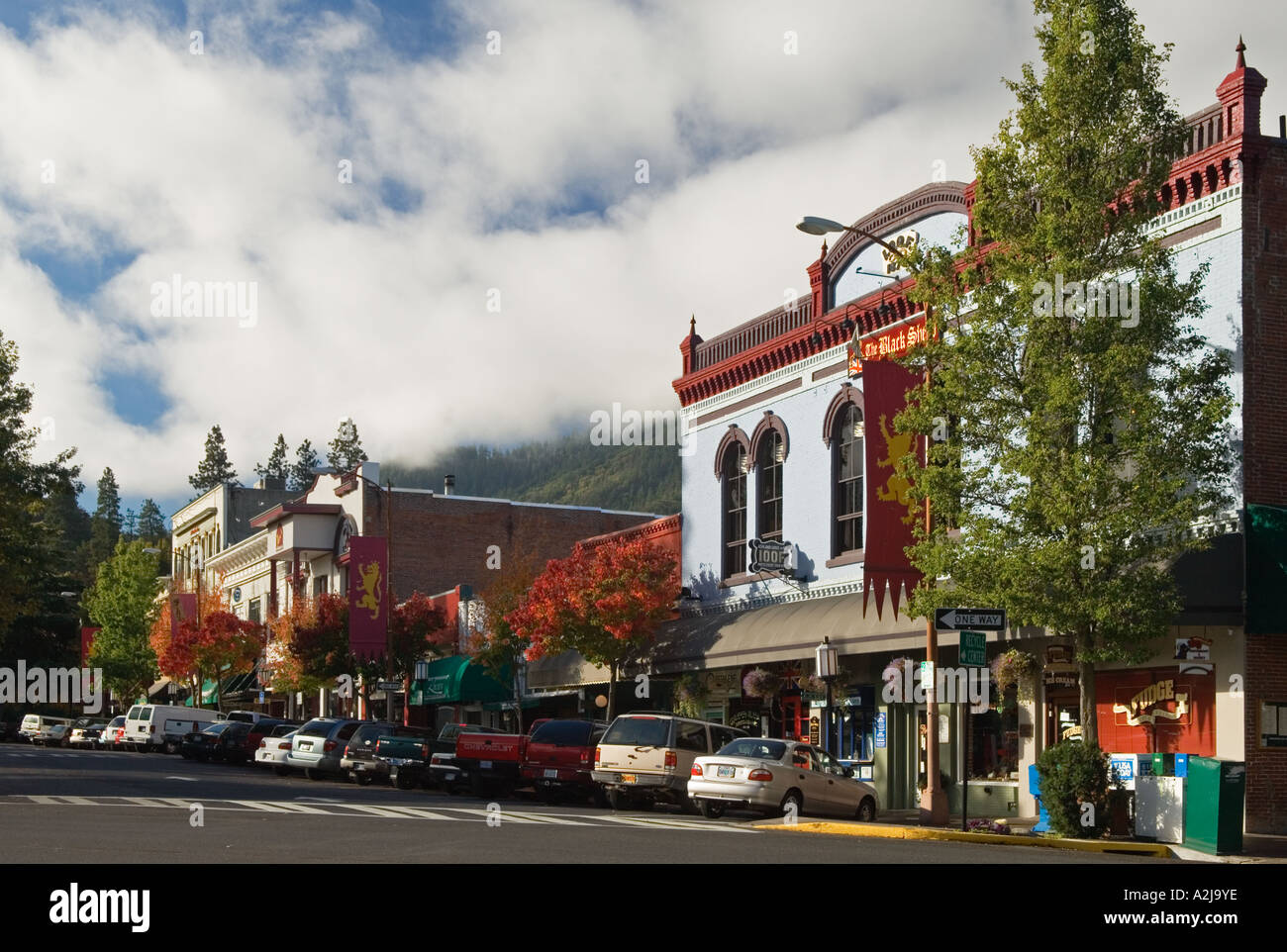 Boutiques et restaurants sur Lithia Plaza à la jonction avec la rue principale de l'Oregon Ashland Banque D'Images