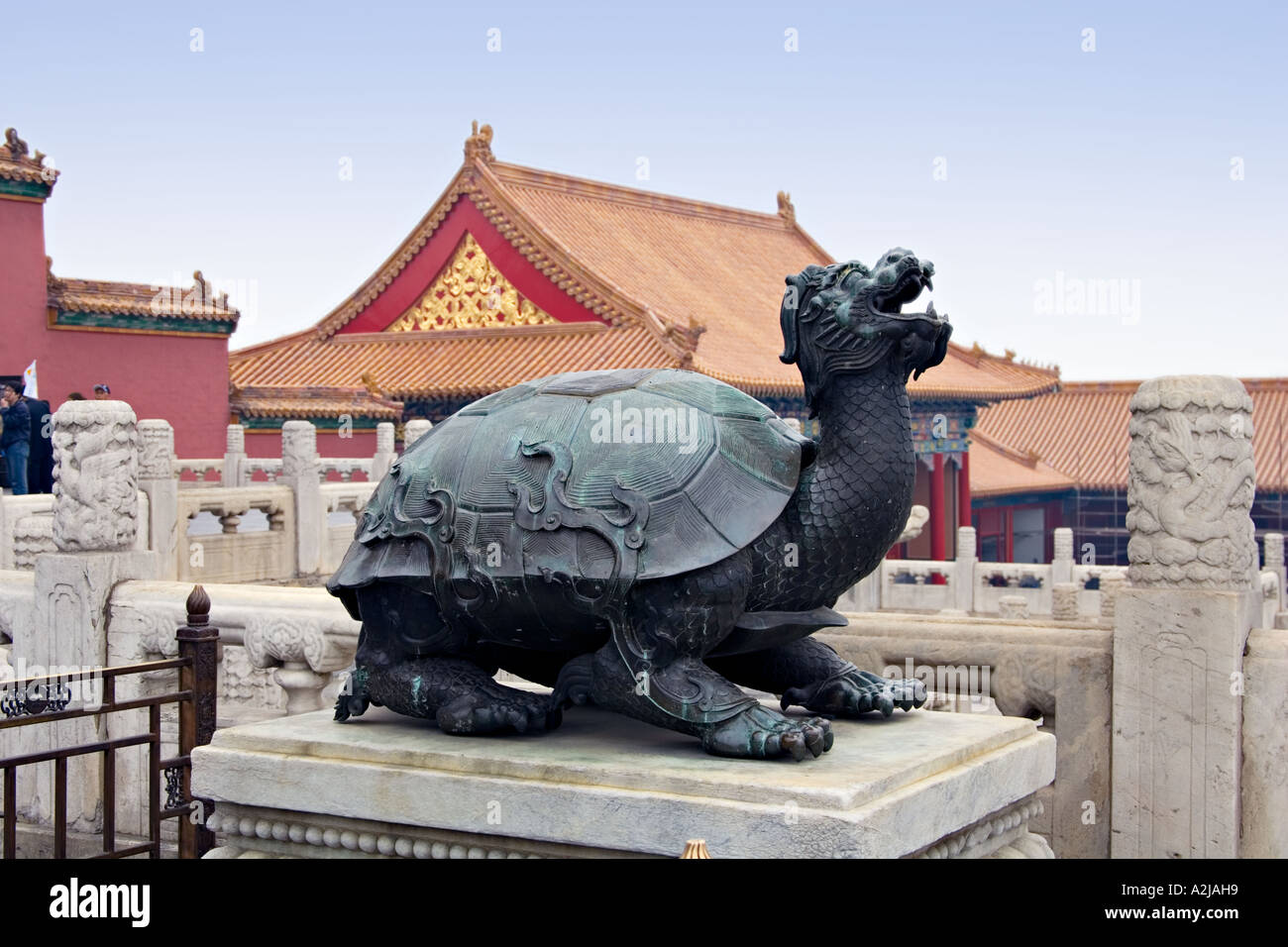 Chine BEIJING La Cité Interdite une statue en bronze d'un rire à l'extérieur de la tortue Palais de la pureté céleste Qianqinggong Banque D'Images