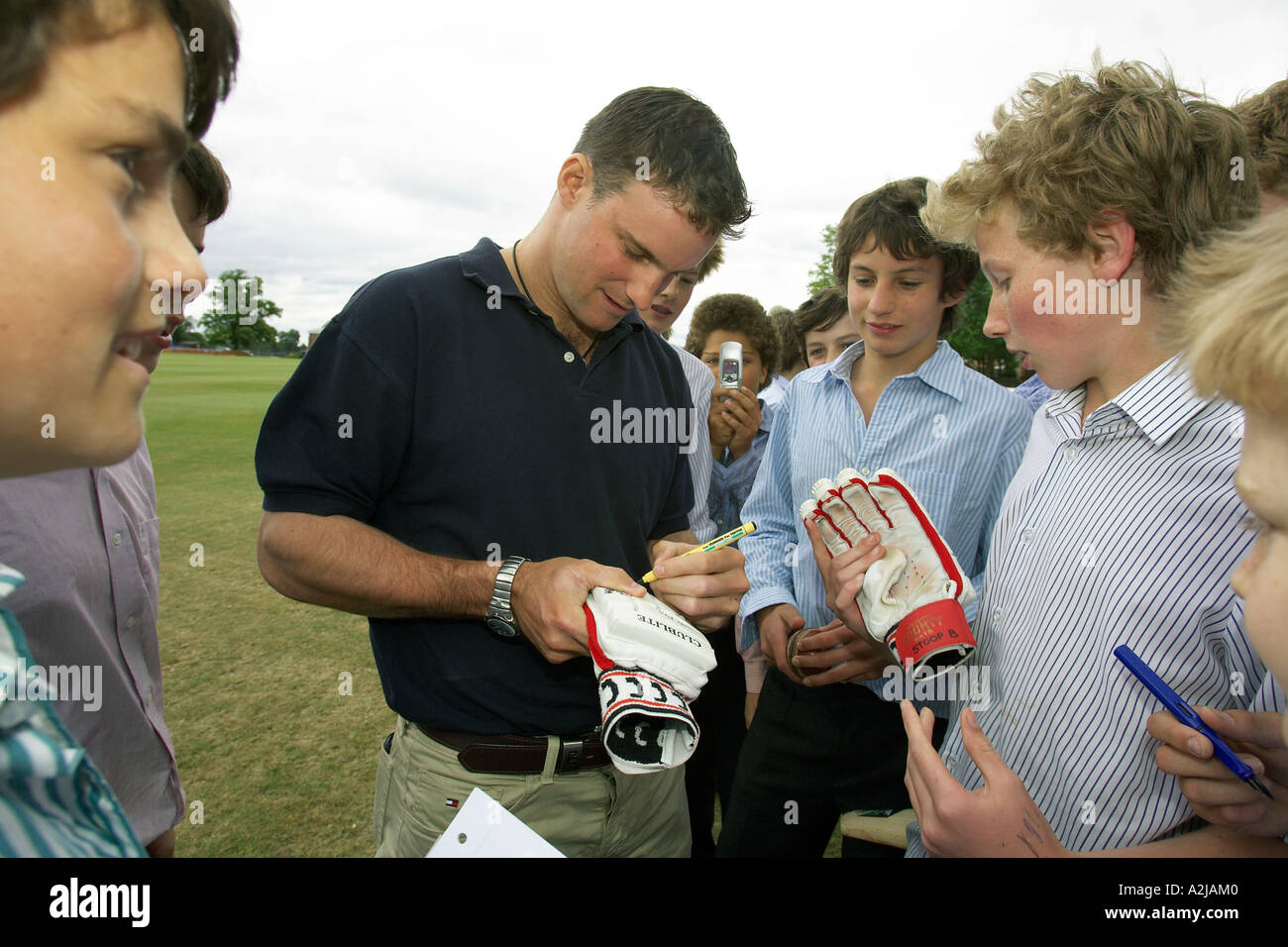 L'Angleterre et Middlesex Cricketer Andrew Strauss, signe des autographes à son ancienne école, collège Radley Oxfordshire, 2004. Banque D'Images