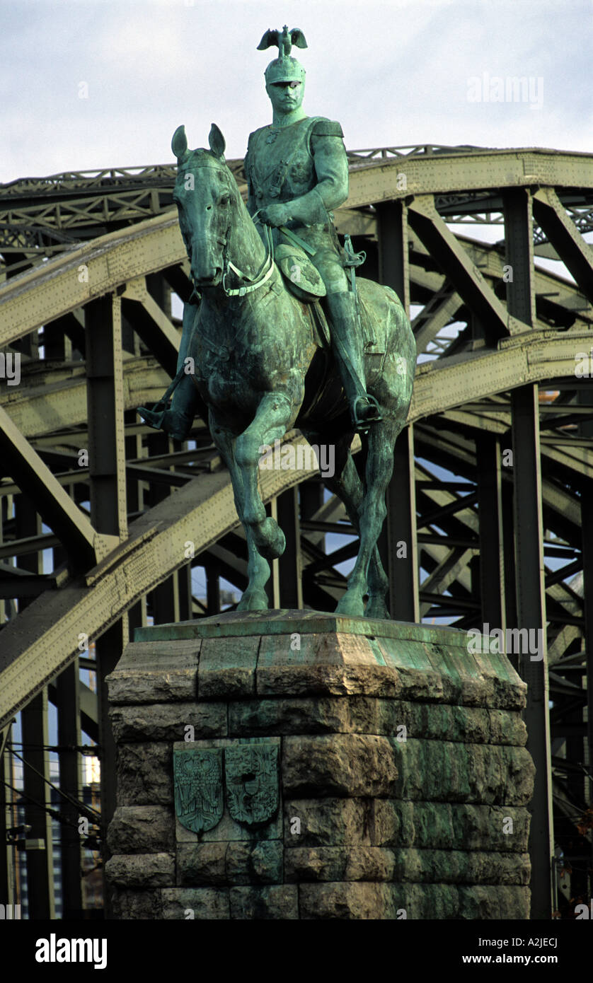 Statue de l'empereur allemand Guillaume II de Hohenzollern à côté du pont de chemin de fer, Cologne, Rhénanie du Nord-Westphalie, Allemagne. Banque D'Images