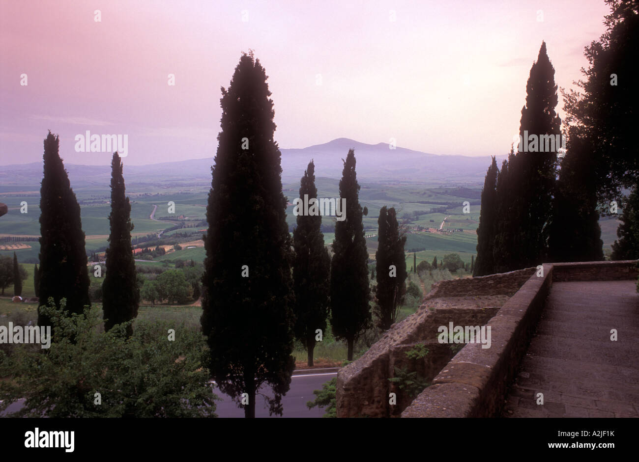 Italie Pienza Toscane Vue sur campagne environnante de la ville de Pienza au crépuscule Banque D'Images