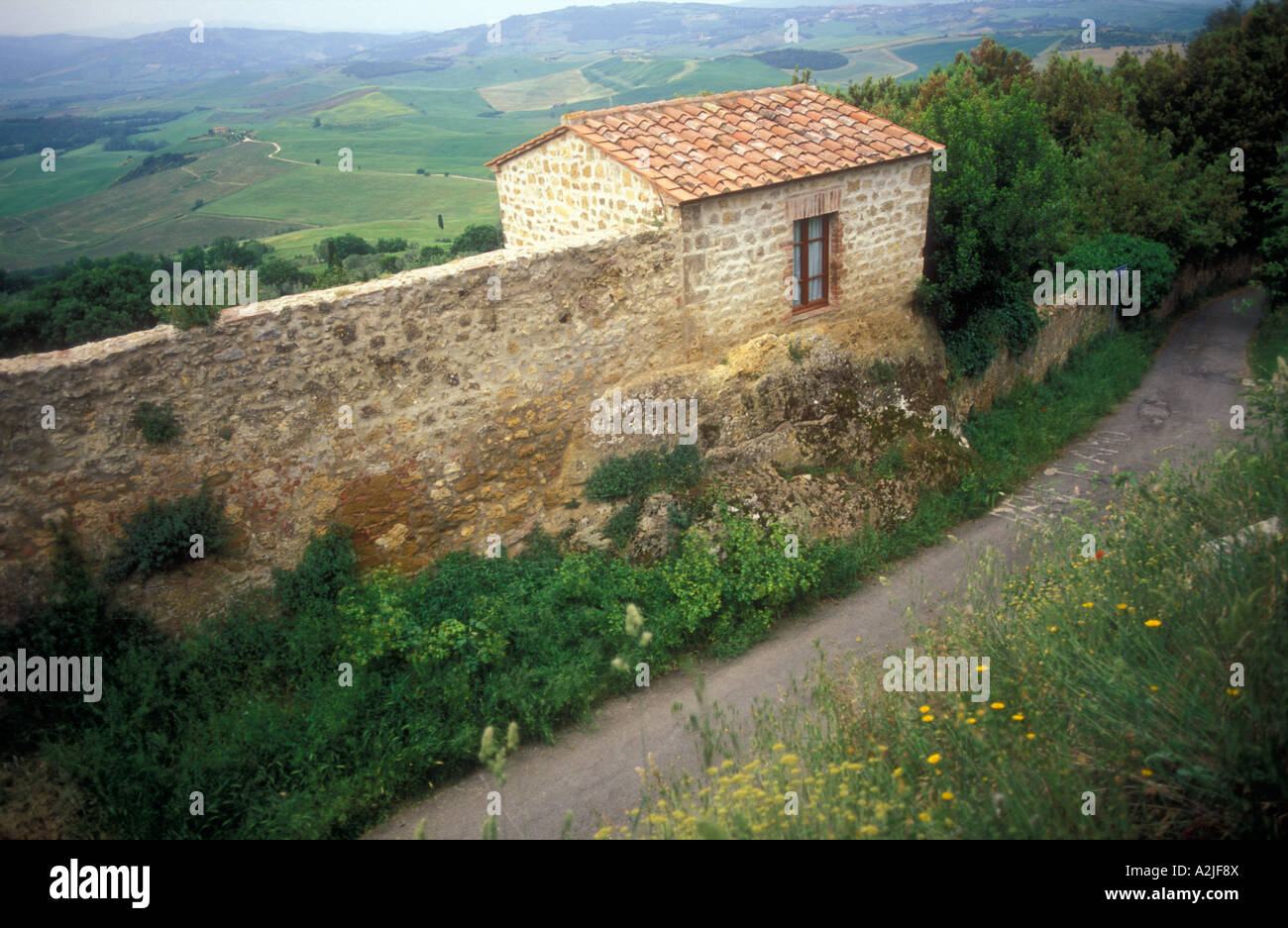 Italie Pienza Toscane Toscane et de la chaussée d'un édifice en pierre avec paysage Banque D'Images