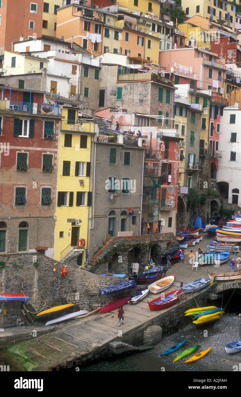 L'ITALIE, Ligurie, Riomaggiore, Cinque Terre Riomaggiore village de pêcheurs avec des maisons multicolores perché sur une falaise face à la se Banque D'Images