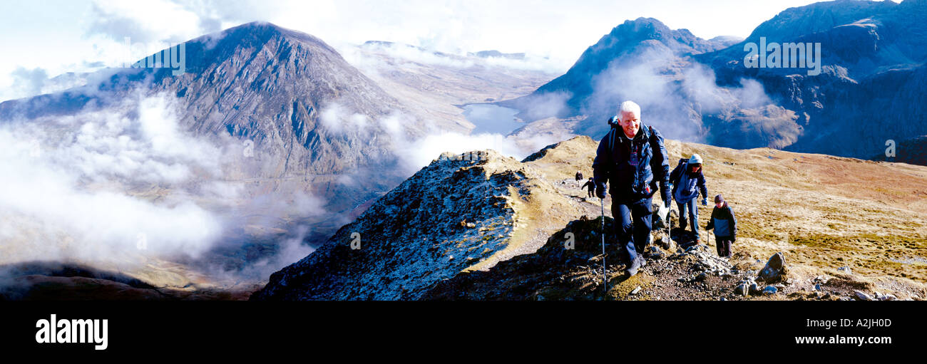 Un groupe de personnes âgées,blanc, de plus de 60 Européens walking, trekking, randonnées à travers les montagnes, collines. Banque D'Images