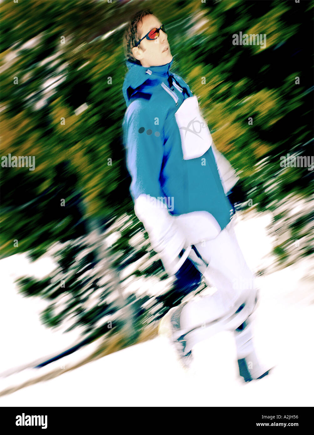 La photographie éditoriale d'un homme/femme de 25 ans portant des vêtements de ski/snowboard. Banque D'Images
