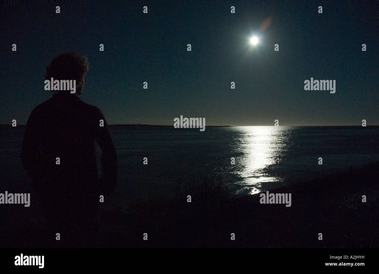 La figure et la lune sur la mer calme, l'île de Man Banque D'Images