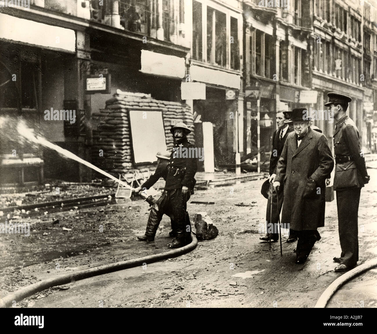 WINSTON CHURCHILL inspecte les dommages causés par les bombes à Ludgate Hill, Londres, après un raid aérien allemand en octobre 1940. Voir la description ci-dessous. Banque D'Images