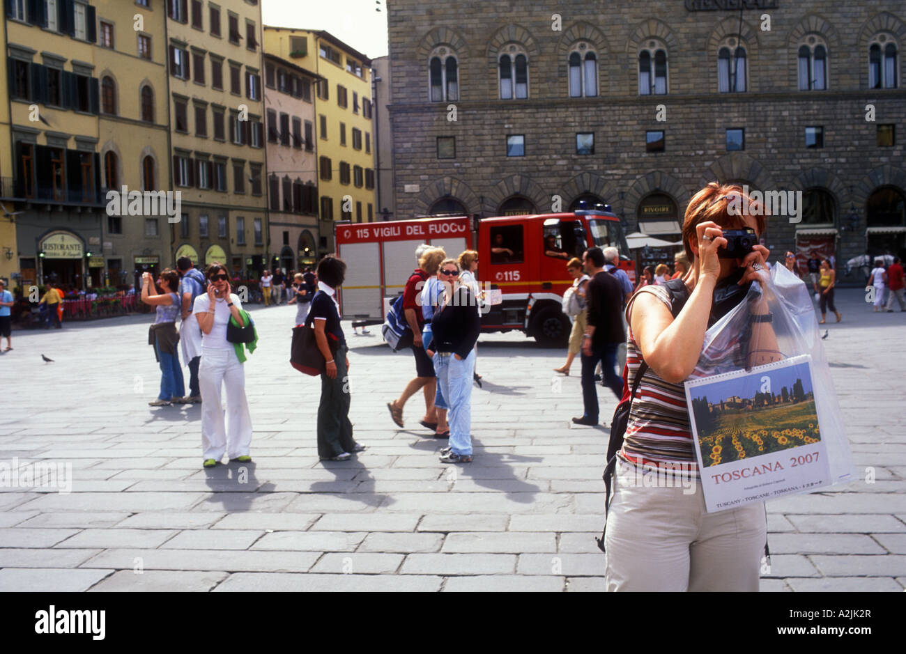 Italie Florence Piazza della Signoria tourist taking photo Banque D'Images