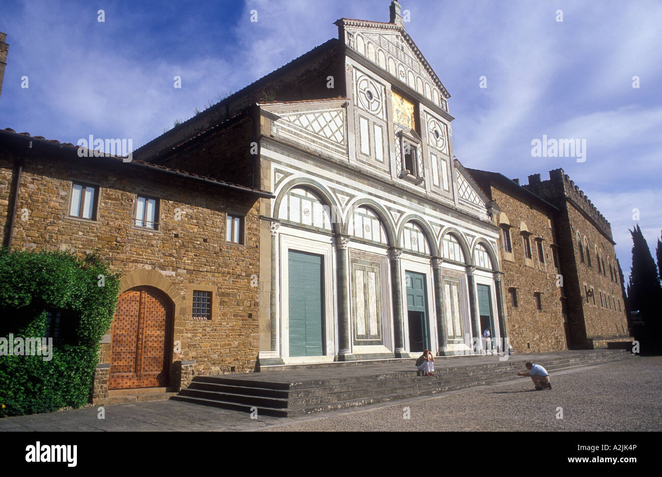 Italie Florence Toscane église de San Miniato al Monte personne prenant la photo d'ami sur les mesures Banque D'Images