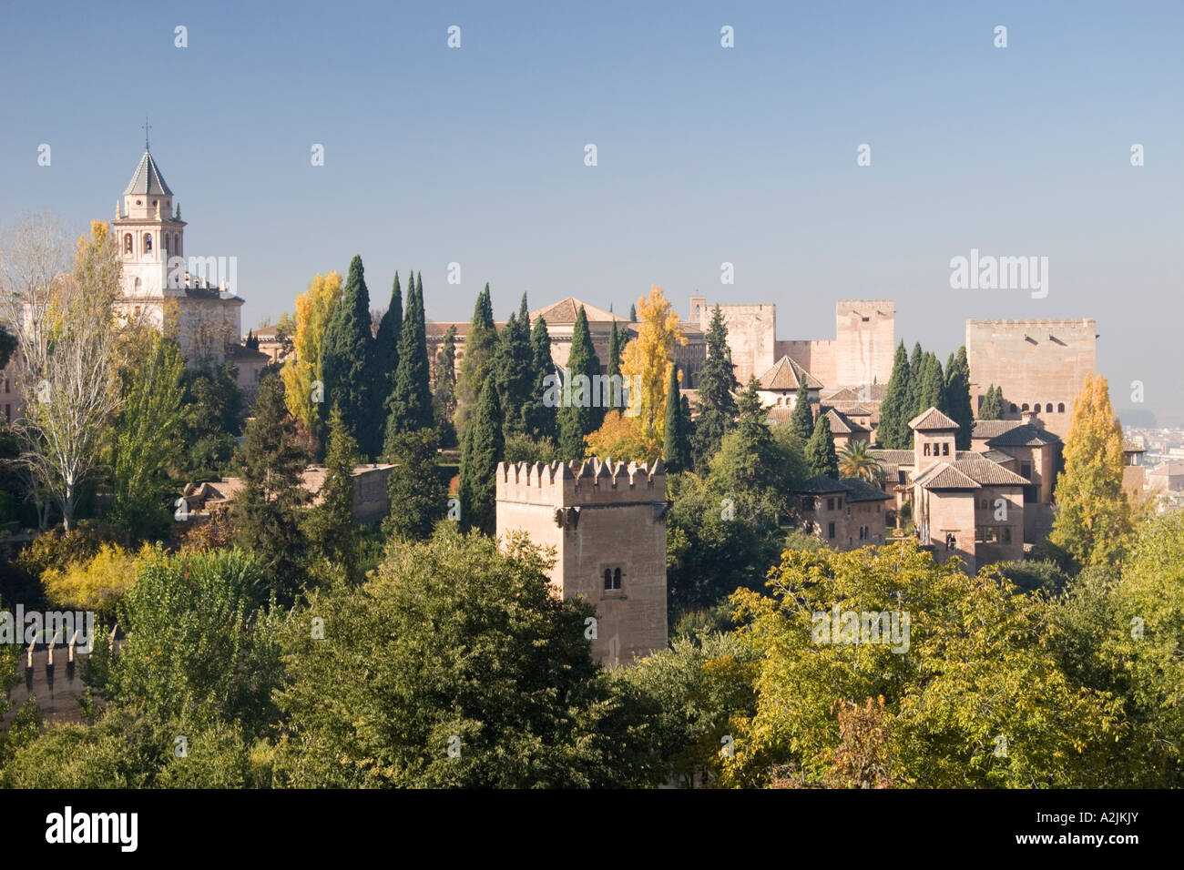 Vue sur les tours de l'Alhambra depuis les jardins du Generalife, Grenade, Andalousie, Espagne Banque D'Images