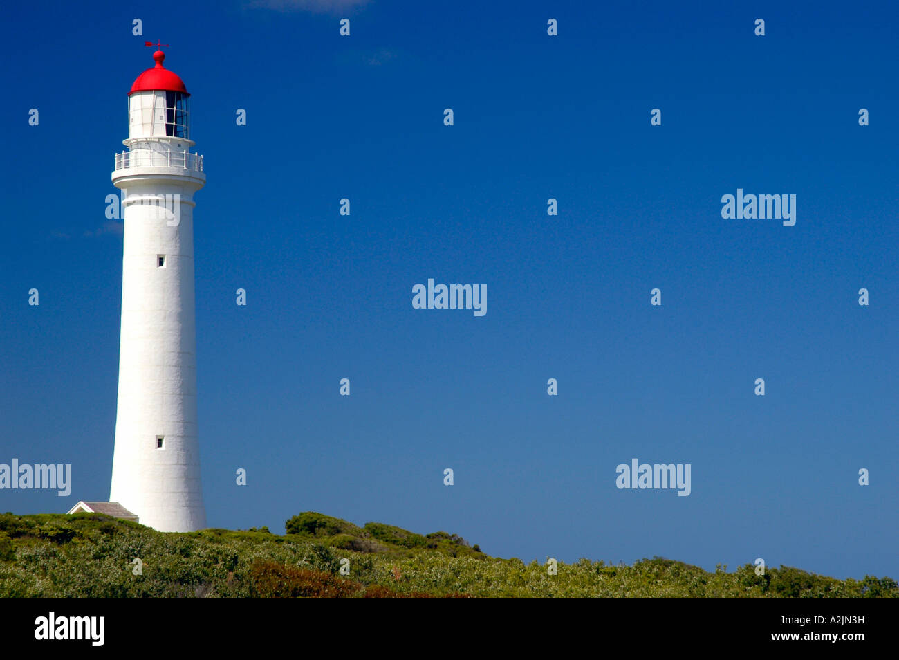 Split Point Lighthouse pendant un beau nuage, après-midi libre. Situé le long de la Great Ocean Road, Victoria, Australie. Banque D'Images
