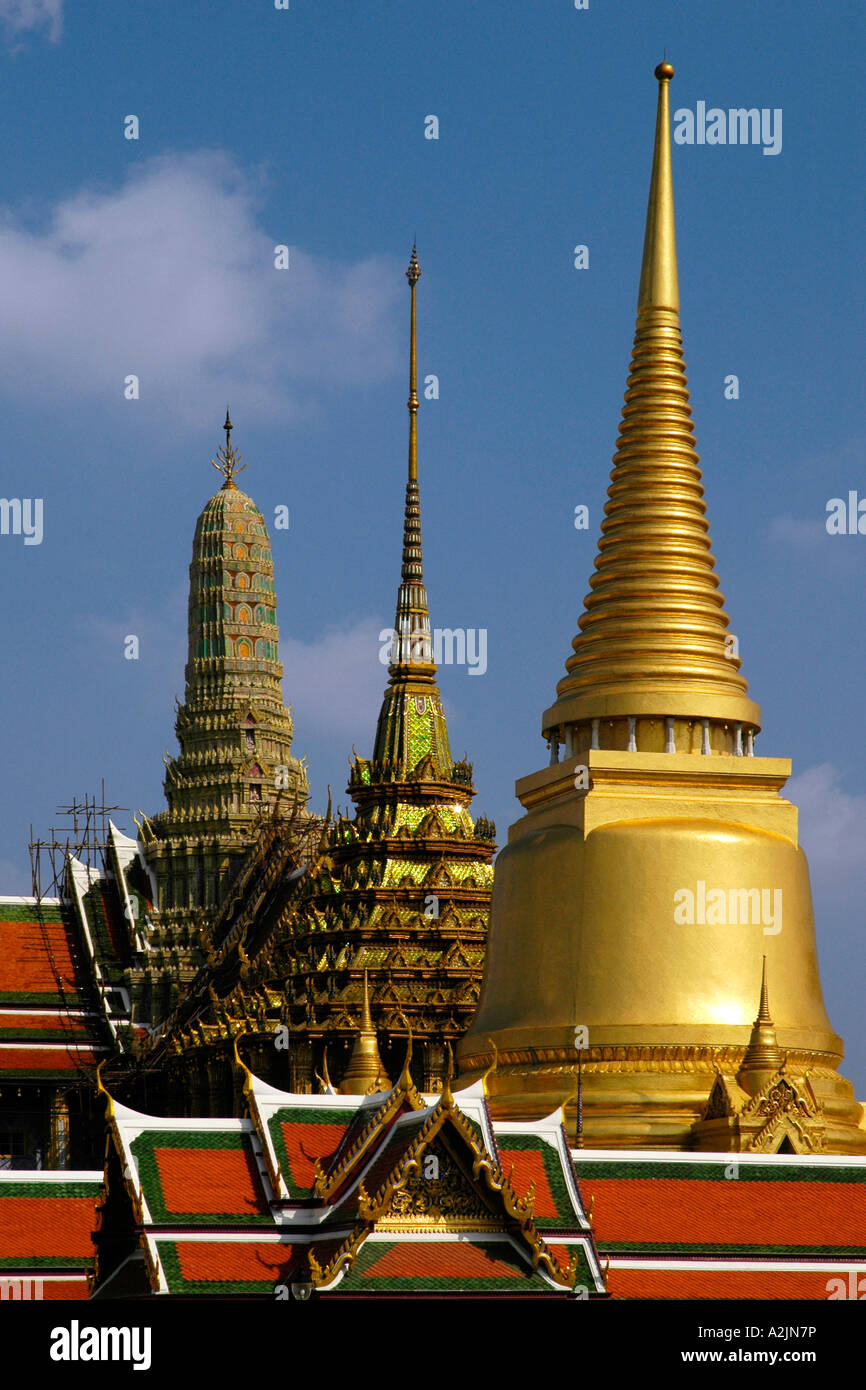 Wat Phra Kaew toits, Grand Palace, Bangkok. Doté d''Phra Sri Rattana Chedi, Phra Mondop, et le Prasat Phra Thep Bidorn Banque D'Images