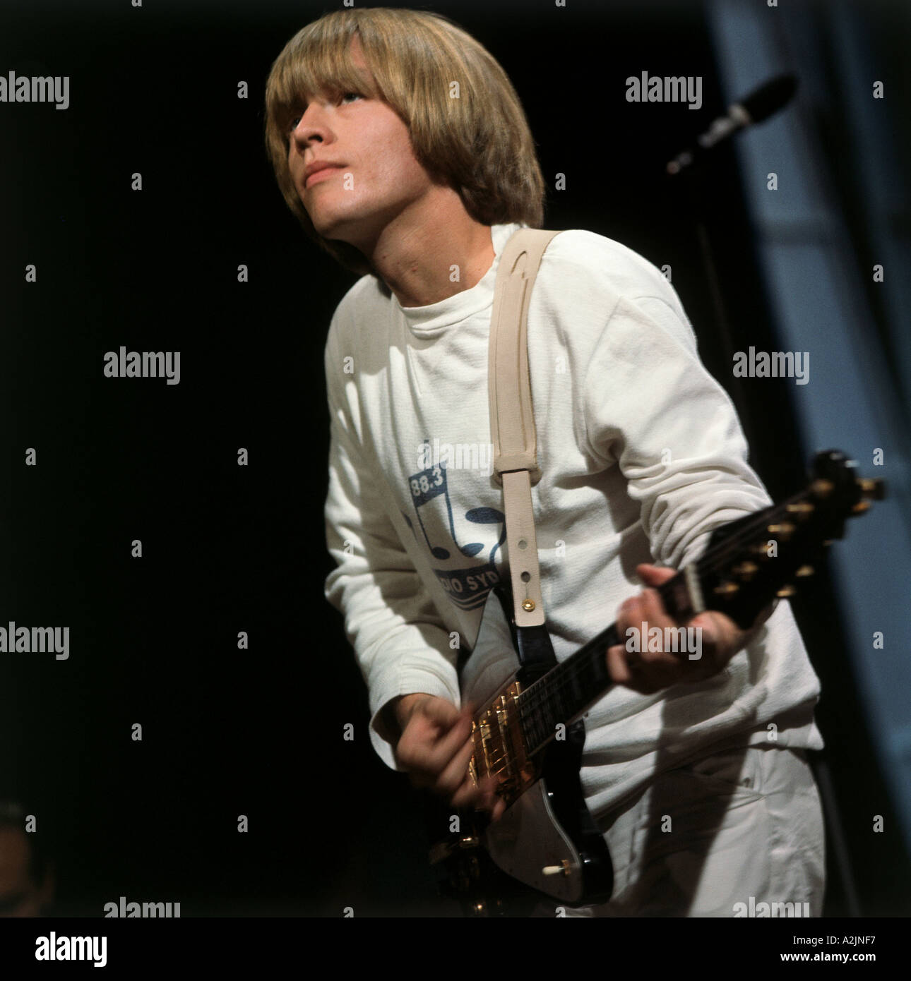 Brian Jones des ROLLING STONES jouant sur une émission de télévision britannique Top Of The Pops en 1967 Banque D'Images