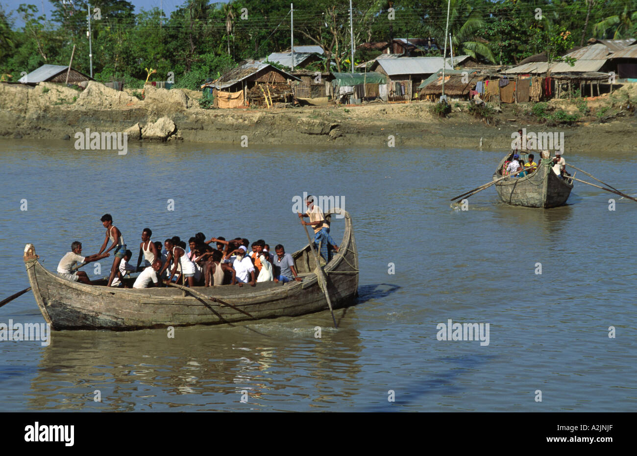 L'aviron de passagers du traversier Sandwip, une île de la baie du Bengale, dans un bateau qui les mènera vers le Bangladesh continentale Banque D'Images