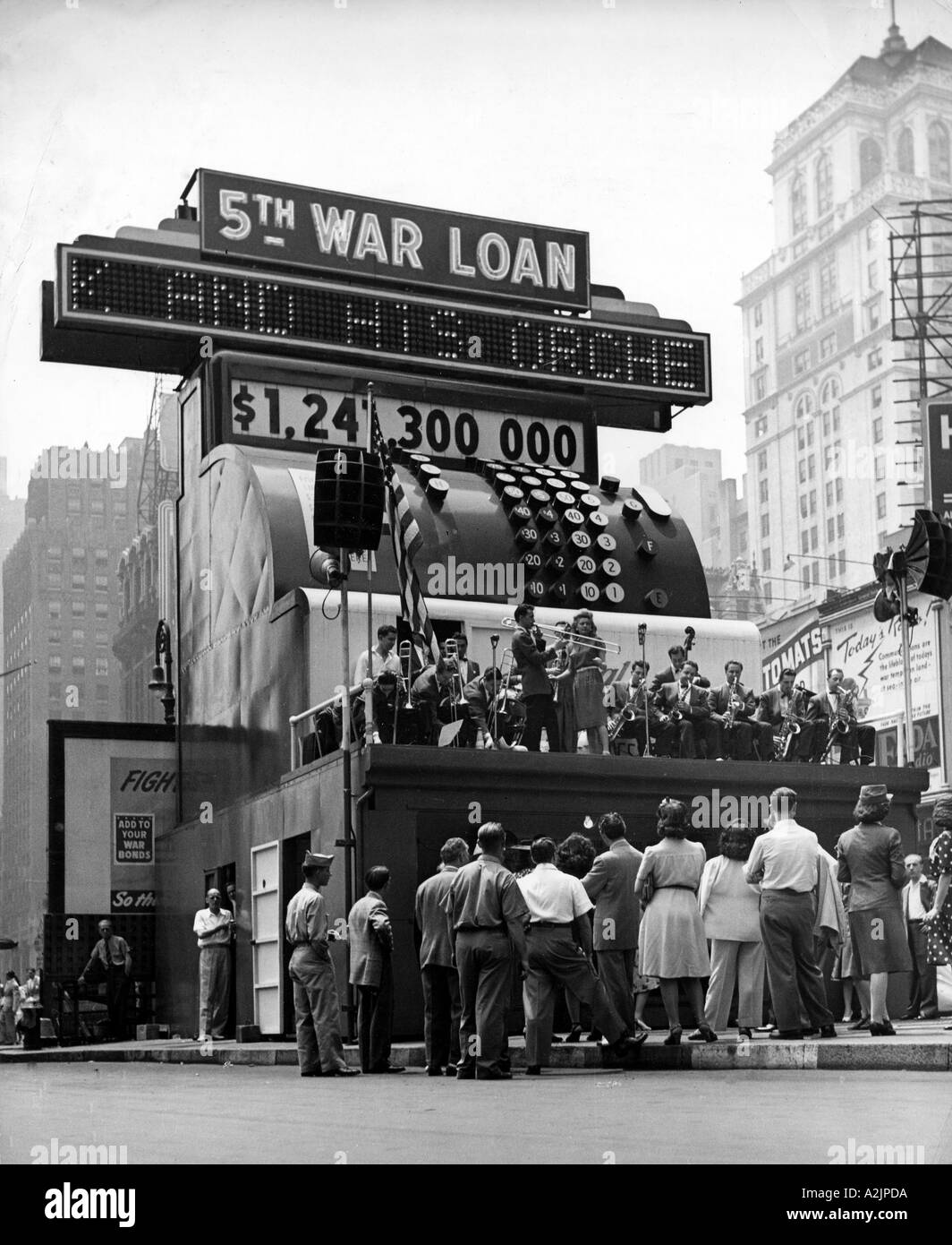 WW2 caisse géant et une bande d'aider les nous pour vendre des obligations de guerre à Times Square New York en 1944 Banque D'Images