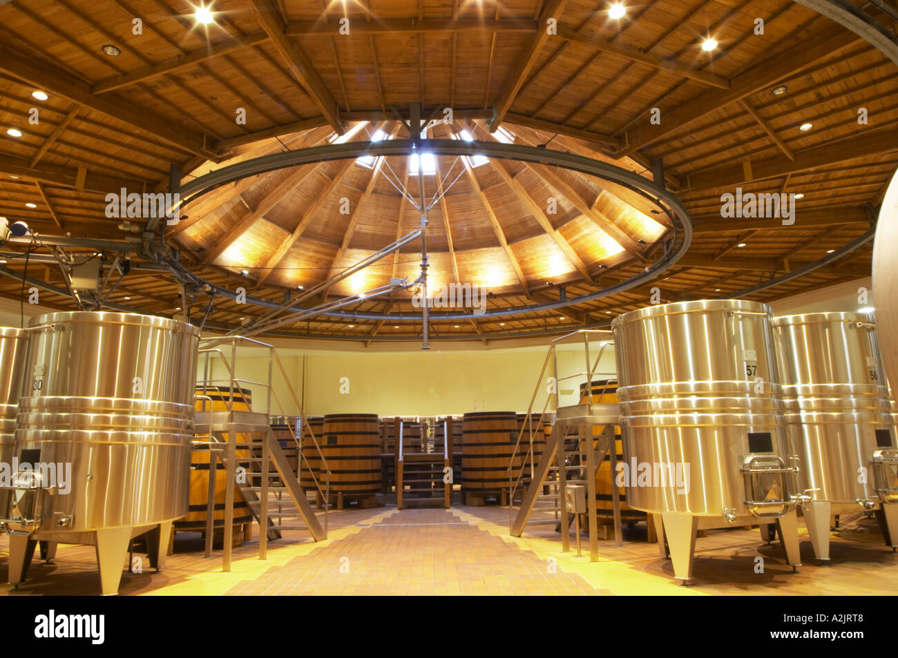 La cave avec sol en bois et cuves de fermentation en acier inoxydable. Il est construit dans une conception circulaire et fabriqués à partir de bois de châtaignier pour combattre les insectes, Maison Louis Jadot Beaune, Côte Côte d ou Bourgogne Bourgogne France Bourgogne français Europe European Banque D'Images