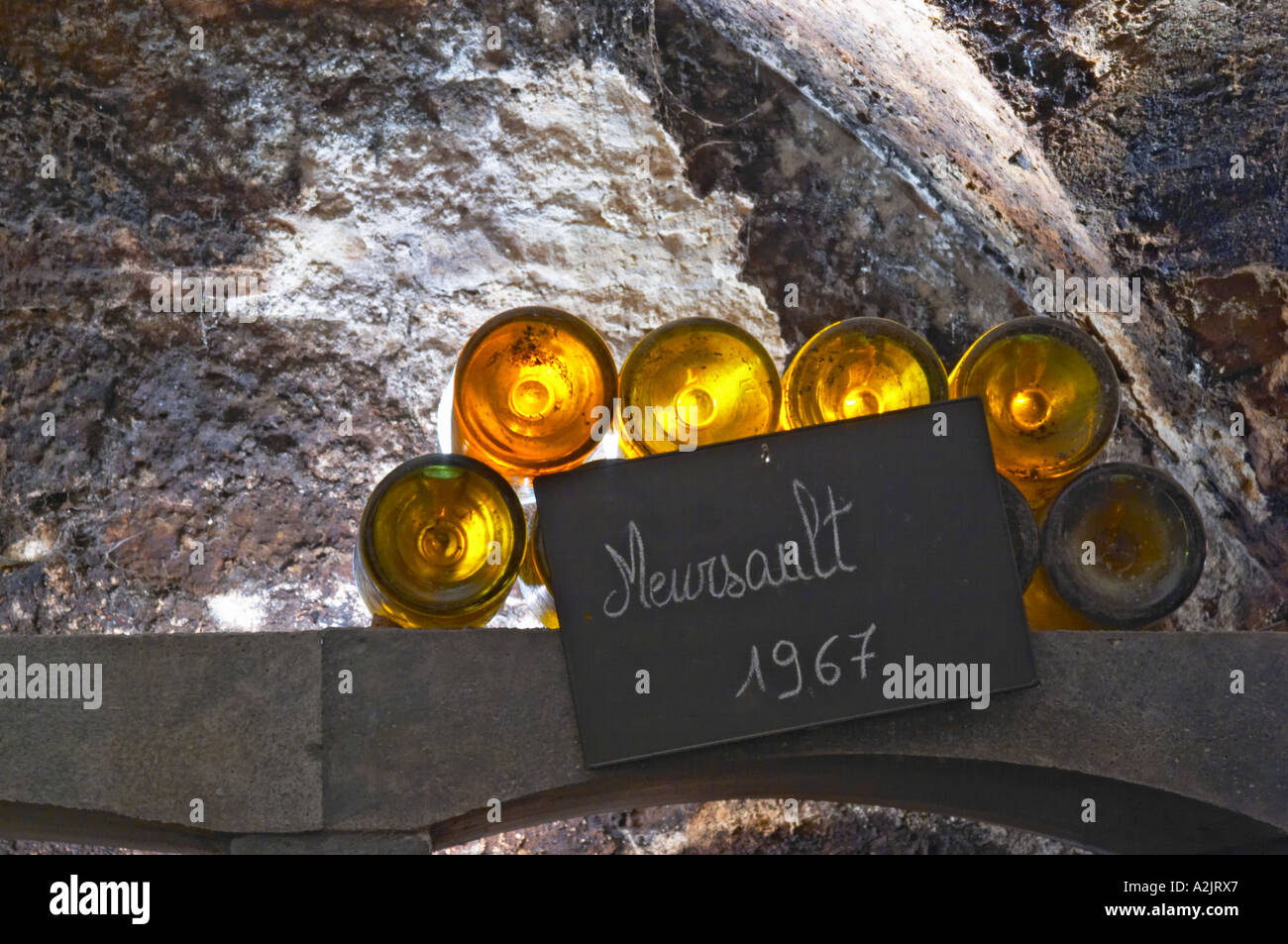 Dans la cave à vin souterraine : mentir en bouteilles le trésor chambre où les bouteilles sont le plus ancien conservé de vieilles bouteilles de Meursault 1967. Vin Bourgogne blanc plafond voûte voûté avec lumières. Rétro-éclairage rétroéclairé lumière arrière allumé, Maison Louis Jadot Beaune, Côte Côte d ou Bourgogne Bourgogne France Bourgogne français Europe European Banque D'Images