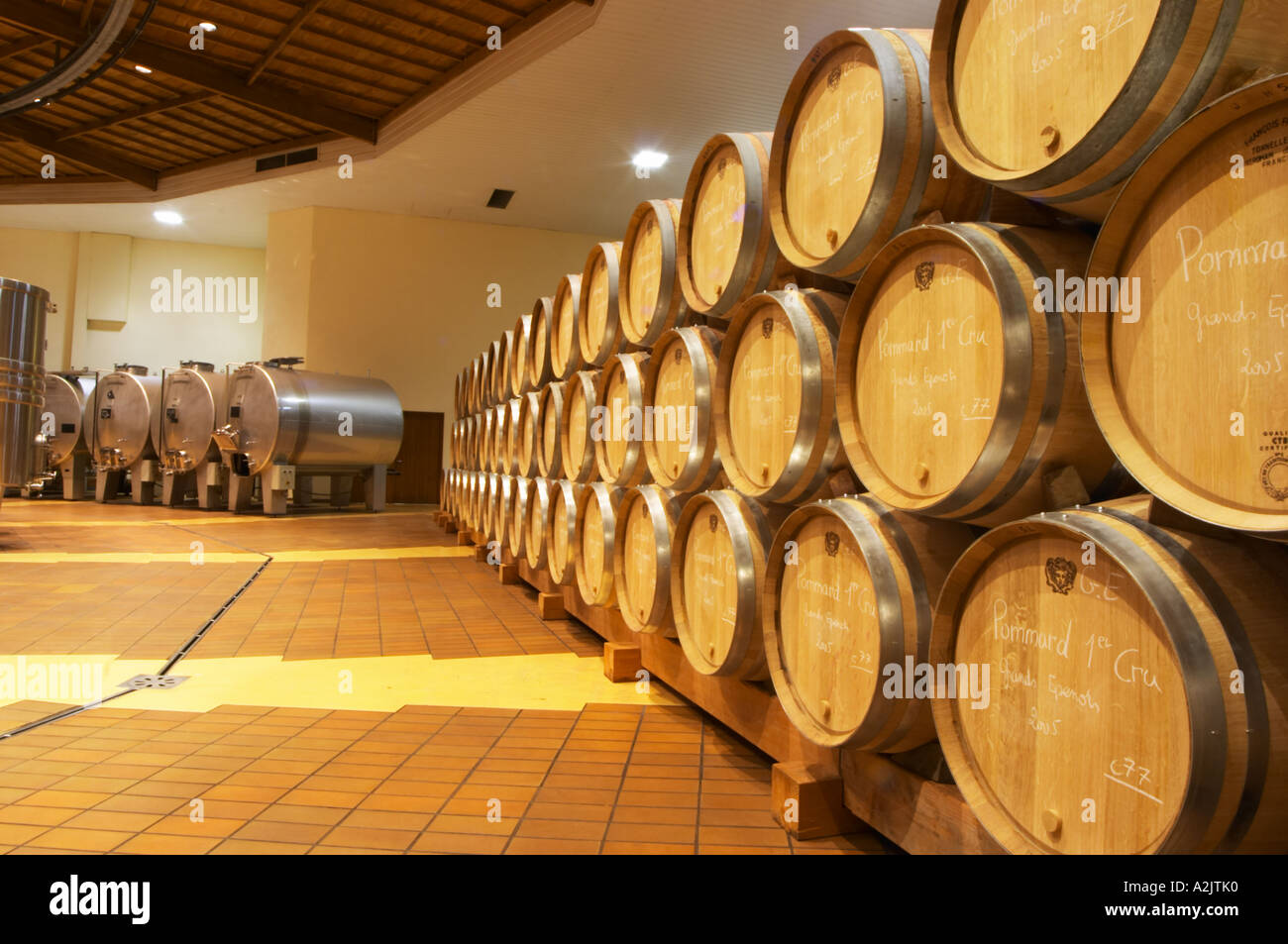 Des fûts de chêne en lignes et en acier inoxydable Réservoirs horizontaux, Maison Louis Jadot Beaune, Côte Côte d ou Bourgogne Bourgogne France Bourgogne français Europe European Banque D'Images