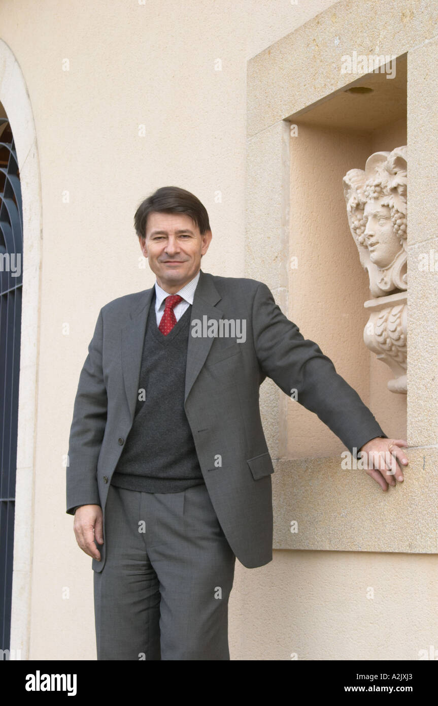 Directeur général Pierre-Henri (Henry) Gagey posant devant une statue buste représentant Bacchus Baccus, Maison Louis Jadot Beaune, Côte Côte d ou Bourgogne Bourgogne France Bourgogne français Europe European Banque D'Images