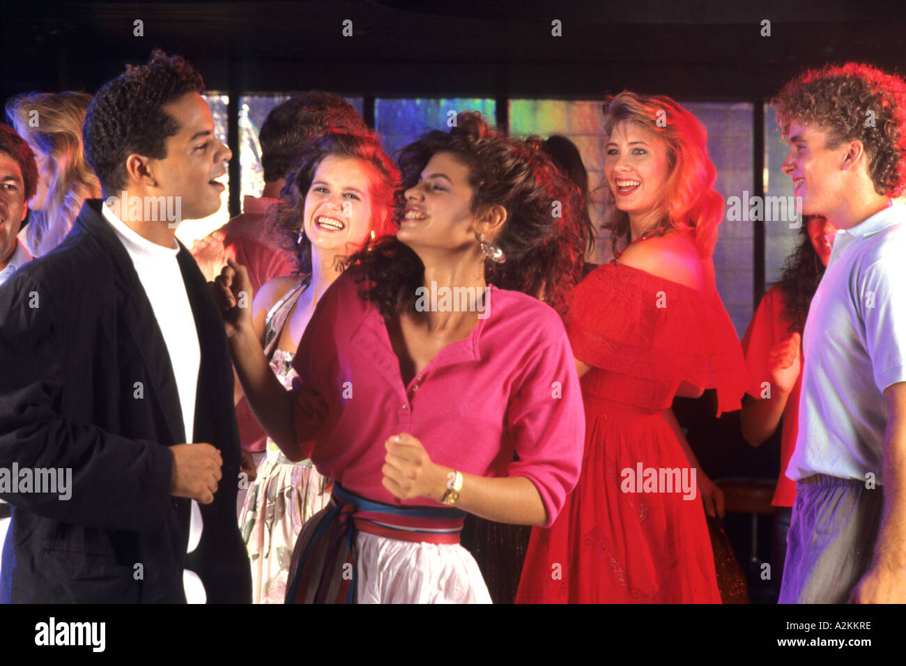 Les couples danser en discothèque croisière sur croisière océan avec la couleur et le plaisir Banque D'Images