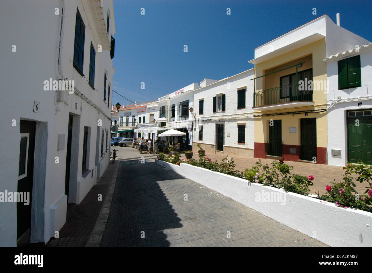 Lane dans le village de pêcheurs de Fornells blanc Banque D'Images