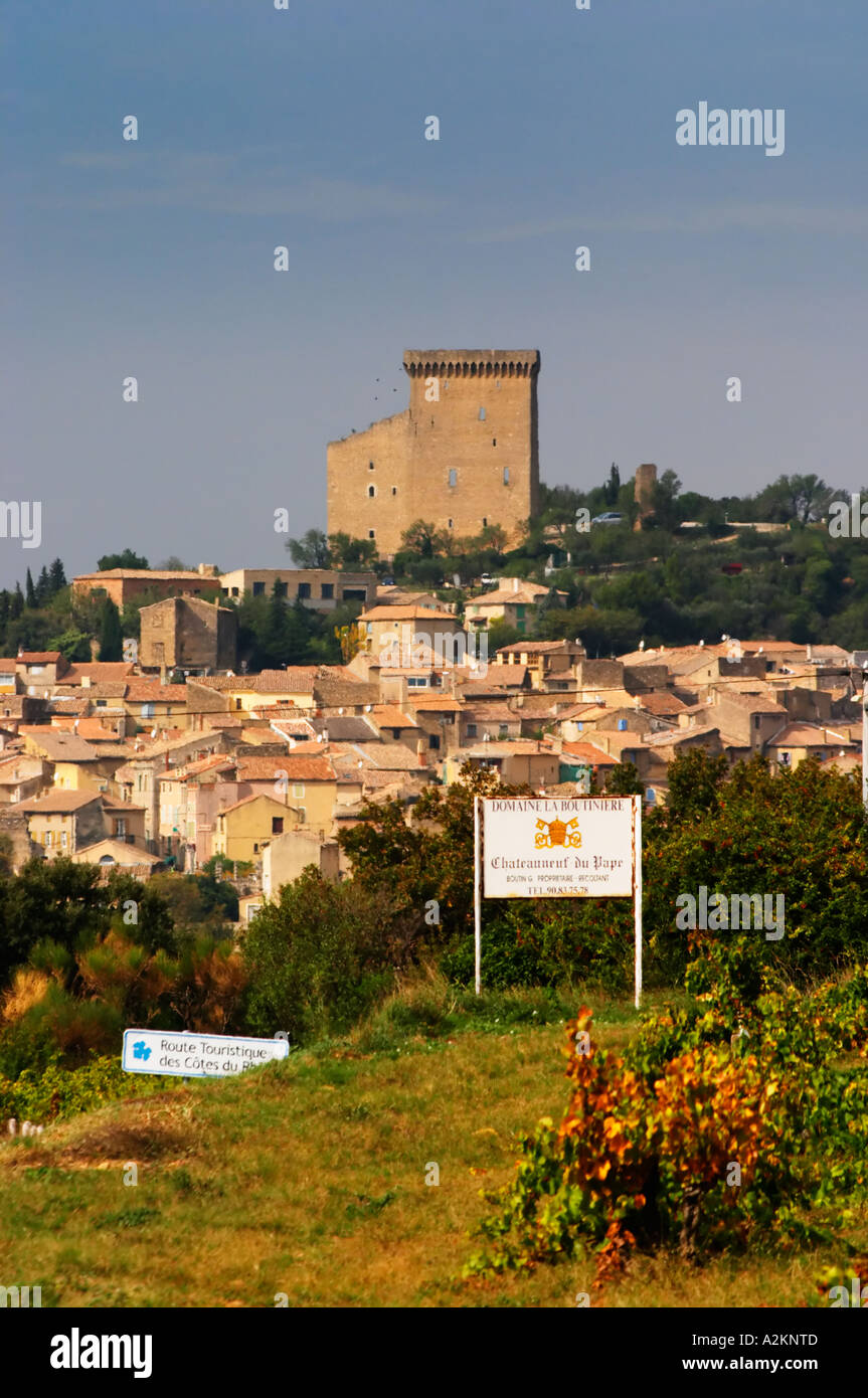 Vue sur le village avec le château en ruines au sommet de la colline, les toits en terre cuite et des maisons et un signe pour le domaine la Boutiniere. Les ruines de la palais d'été du Pape Chateauneuf-du-Pape Châteauneuf, Vaucluse, Provence, France, Europe Chateauneuf-du-Pape Châteauneuf, Vaucluse, Provence, France, Europe Banque D'Images