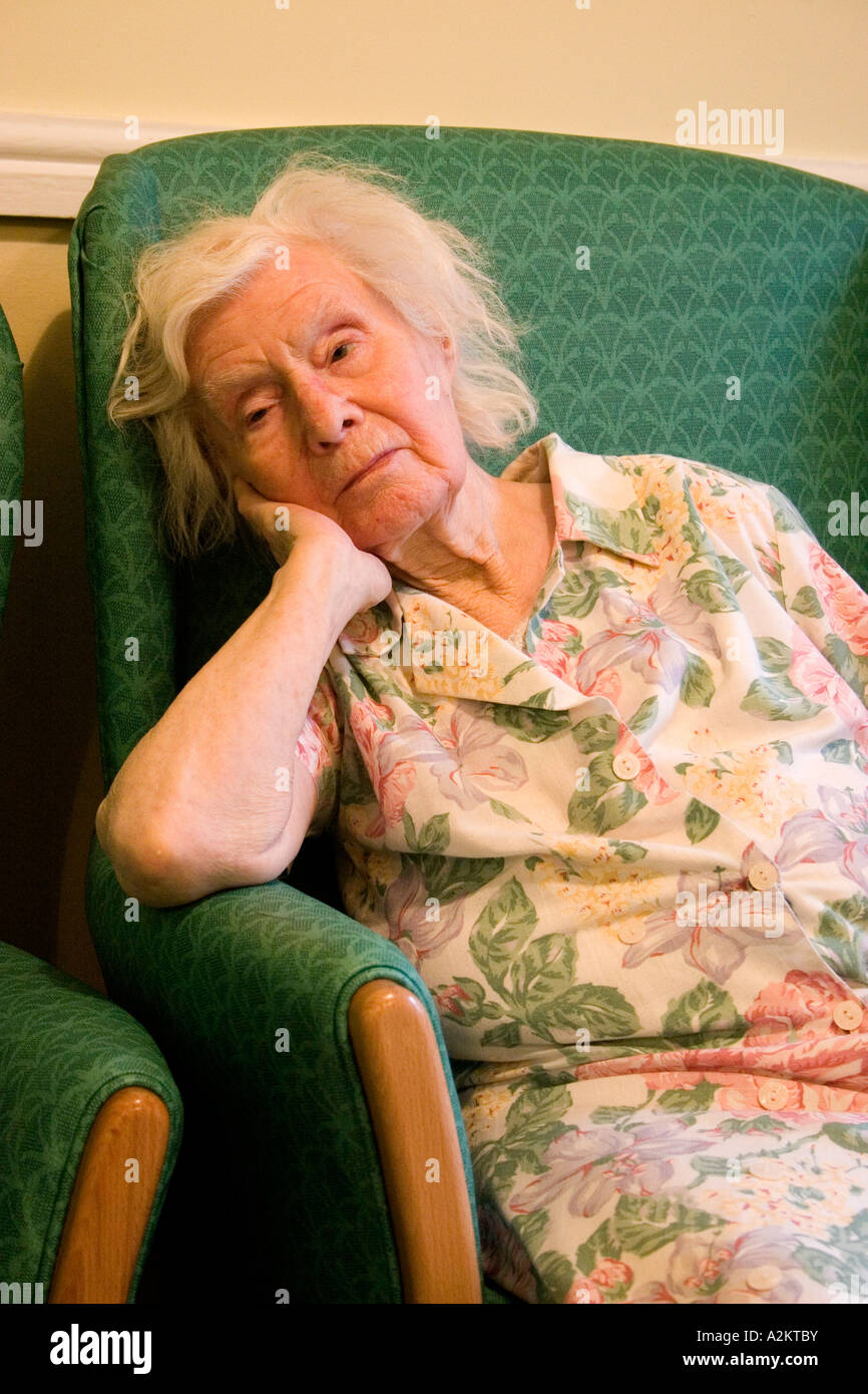Portrait de très vieille dame âgée de 90 en fauteuil Banque D'Images