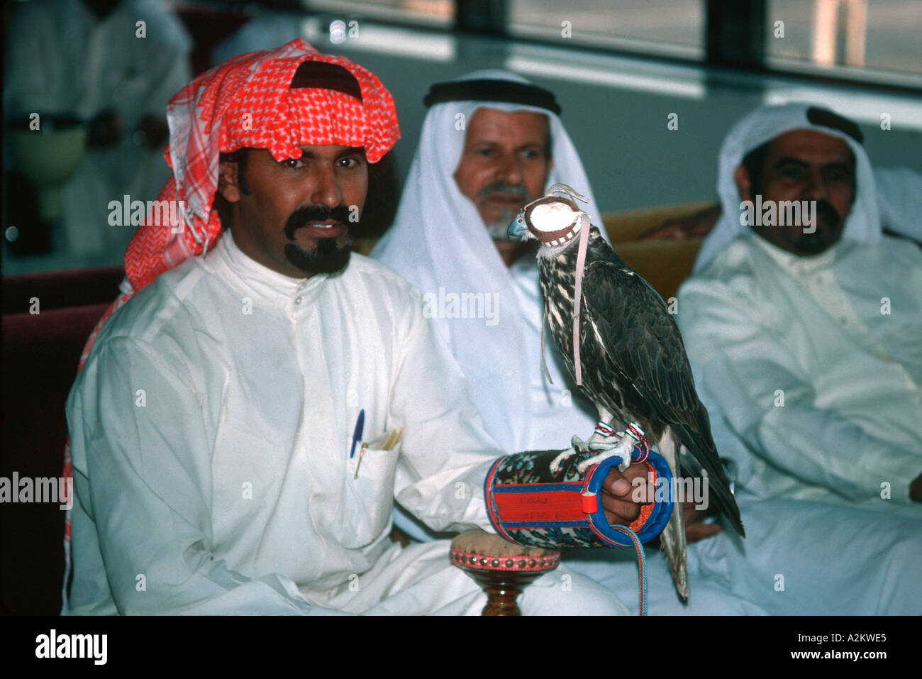 Falconer arabe avec l'aéroport de Bahreïn falcon à capuchon Moyen-orient Banque D'Images